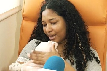 Parió a su bebé en la calle porque un taxi se negó a llevarla al hospital: "Con ayuda de vecinos"