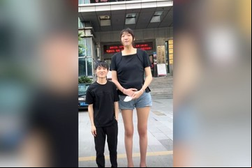 Él mide 1.68 metros y ella, 2.20 metros: son una famosa pareja y ahora revelan los problemas que afrontan