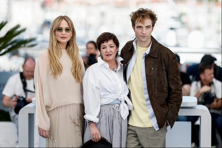 Jennifer Lawrences, Lynne Ramsay y Robert Pattinson en el Festival de Cannes 2025.
