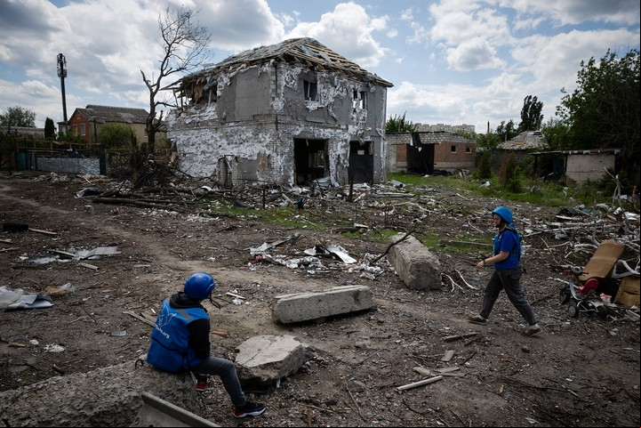 Trabajadores humanitarios en primera línea en Ucrania. Las nuevas sanciones pretenden presionar a Rusia para que negocie el fin de la guerra. Foto Tyler Hicks/The New York Times