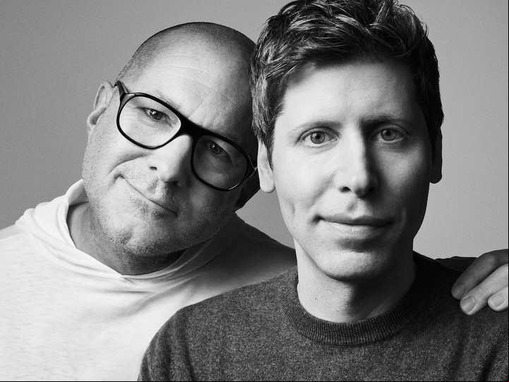 Jony Ive (izquierda) y Sam Altman (derecha) anunciaron que trabajarán juntos para desarrollar dispositivos de inteligencia artificial. Foto OpenAI.