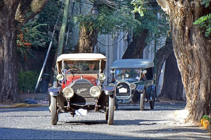 Autos centenarios, vestimenta de época y emoción en Recoleta y Tigre. Foto: Instagram @clubclasicos.