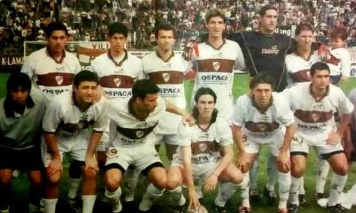 Sergio Gómez (arriba, el segundo de izquierda a derecha) debutó como futbolista en la Primera de Platense en 2001.