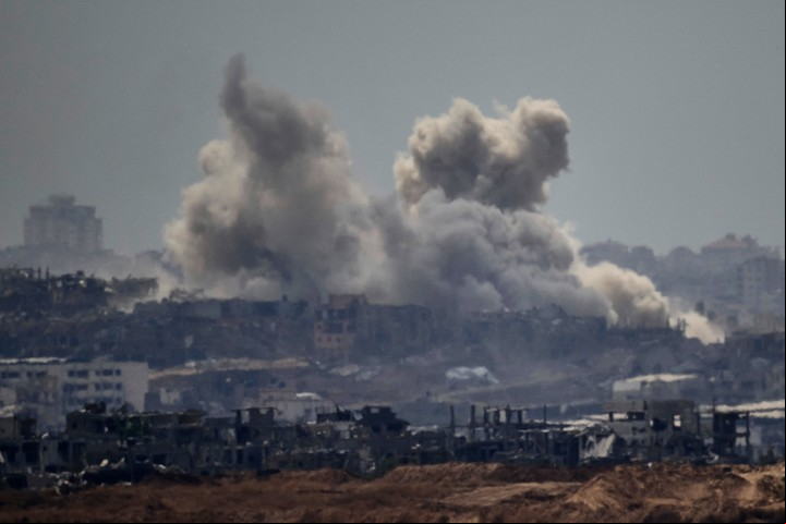 Bombardeos israelíes en Gaza este jueves. Foto: AP