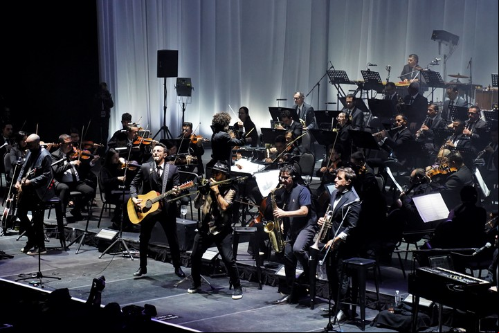 No Te Va Gustar junto a la Orquesta Filarmónica de Medellín. Foto Martín Bonetto