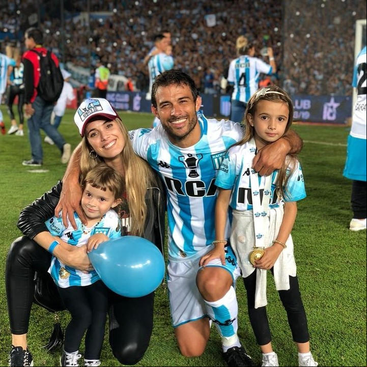 Chechu Bonelli y su familia. Fotos: Instagram.