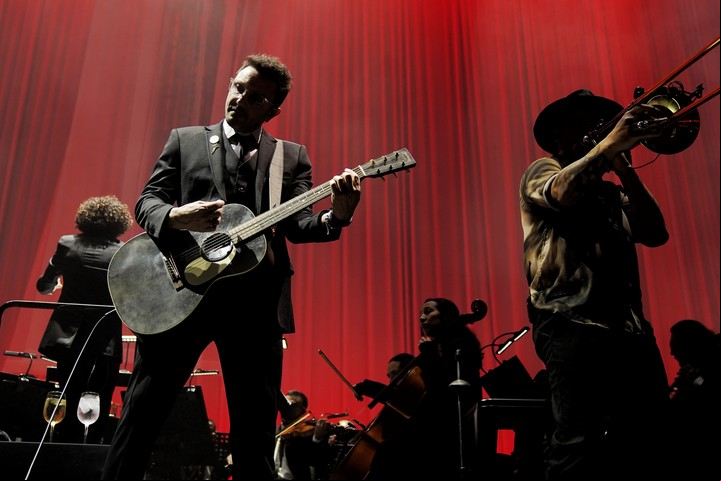 Emiliano Brancciari y Denis Ramos, de No Te Va Gustar, junto a la Orquesta Filarmónica de Medellín. Foto Martín Bonetto