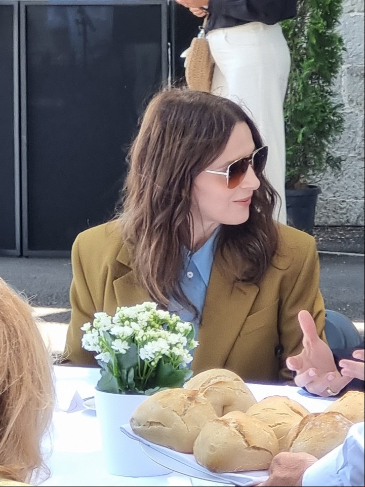 Juliette Binoche, sentada a la mesa. ¿Me pasás el pan, s’il vous plaît? Foto Enviado especial