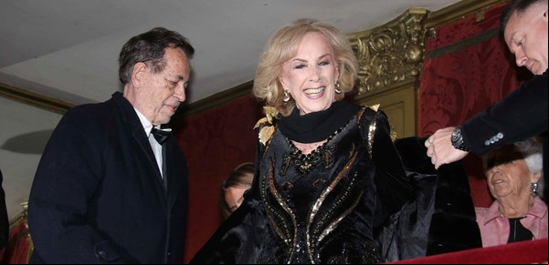 Cumbre de famosos en la gala de “La revista del Cervantes”: los looks de Mirtha Legrand, Pampita y más