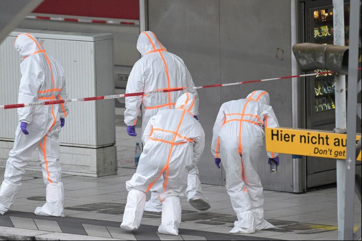 El trabajo del equipo forense en la estación de Hamburgo. Foto: Reuters/Fabian Bimmer.