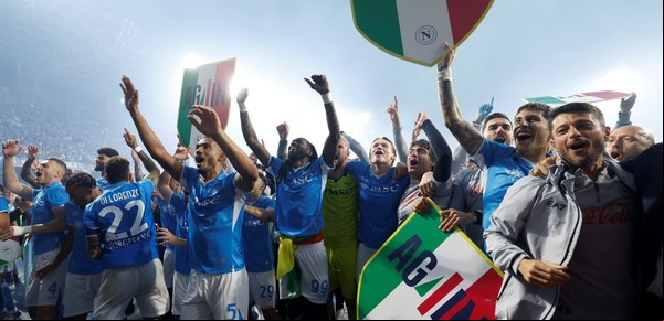 Napoli gritó campeón en la Serie A y logró el cuarto Scudetto de su historia: le ganó a Cagliari y le importó poco y nada que Inter superara a Como