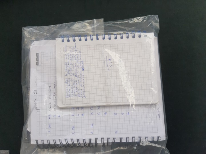 El manual con el paso a paso de la estafa y los apuntes que tomaban los anotadores. Foto Policía de Perú