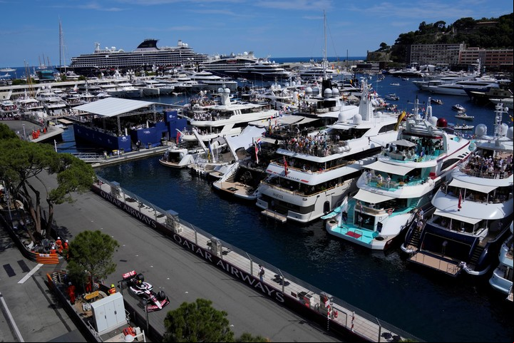 Otra postal del GP más glamoroso de la F1. Foto: AP