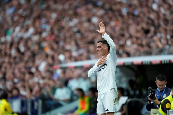 Lucas Vázquez también fue ovacionado en el Santiago Bernabéu. Foto: César Cebolla / AP.