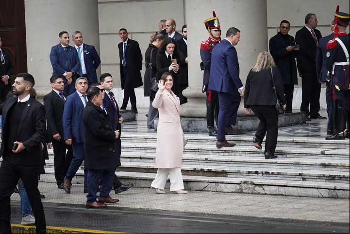 Villarruel ingresó sola al Tedeum, mientras que los referentes del oficialismo llegaron juntos caminando desde la Casa Rosada. Foto: Mariana Nedelcu