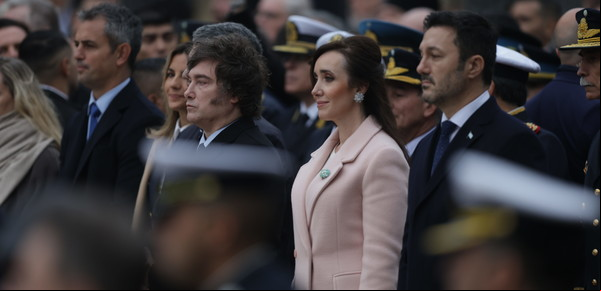 Javier Milei desairó a Victoria Villarruel y Jorge Macri: no los saludó y dejó al jefe de Gobierno con la mano en el aire en el Tedeum por el 25 de Mayo