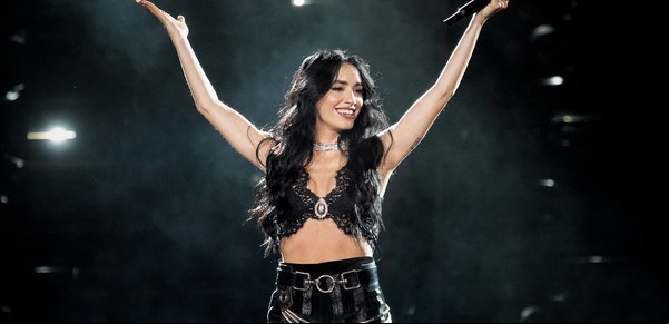 Lali lloró ante 45 mil fans, bailó con Moria Casán, bancó los cantitos contra Milei y aclaró: "No es contra los votantes"