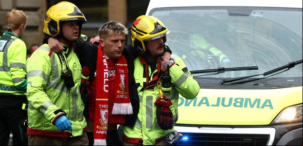 Un hombre atropelló con un auto a  hinchas del Liverpool durante los festejos tras obtener la Premier League: un detenido y 27 hospitalizados