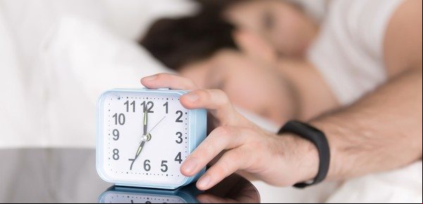 Por qué algunas personas se despiertan antes de que suene el despertador: la ciencia tiene la respuesta