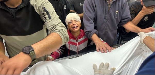 Israel bombardea una escuela en Gaza y deja más de 50 muertos: nueva oferta de alto el fuego y liberación de rehenes