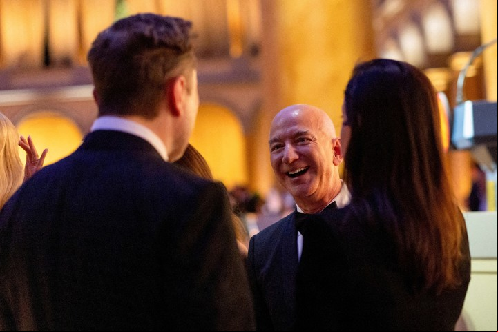 El fundador de Amazon, Jeff Bezos, y el CEO y propietario de Tesla, Elon Musk, asisten a una cena a la luz de las velas ofrecida por el presidente electo de Estados Unidos, Donald Trump, en el Museo Nacional de la Construcción en Washington, D.C. Estados Unidos, 19 de enero de 2025. REUTERS/Carlos Barria