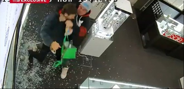 "Es un héroe": tumbó a un ladrón que estaba robando una joyería y quedó grabado en video