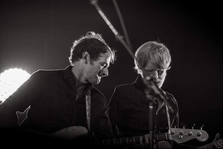 El bajista John Stirratt y el guitarrista Pat Sansone,   de la banda estadounidense Wilco. Foto: Foto: Prensa/ Jamie Kelter Davis