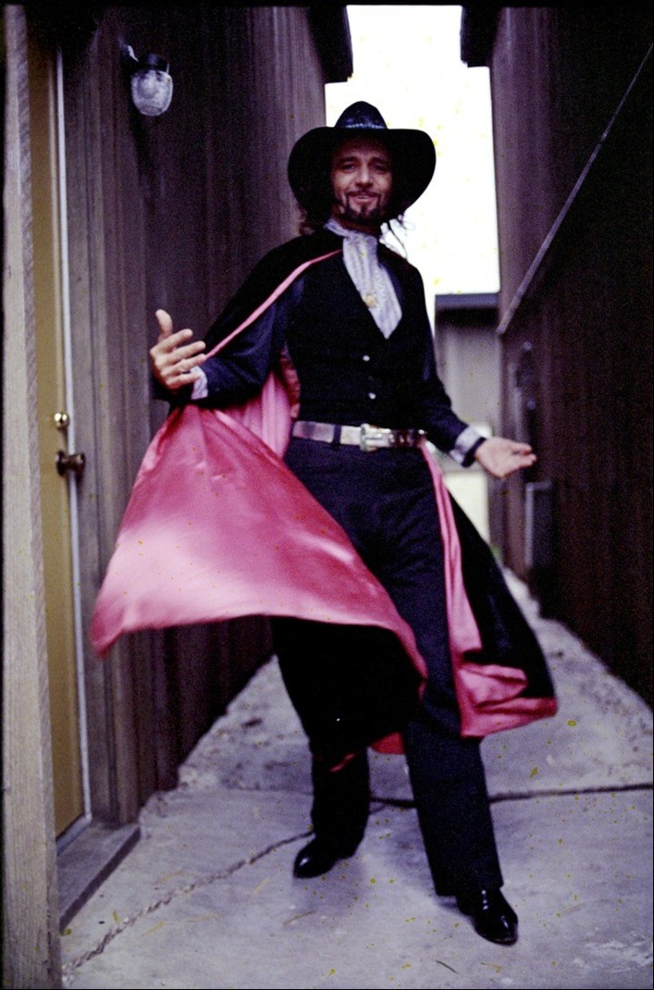 El Diablo y su capa. Así lo apodaban a Paul English, que iba armado y se aseguraba de cobrar las actuaciones de Willie Nelson. Foto: Cortesía Scott Newton