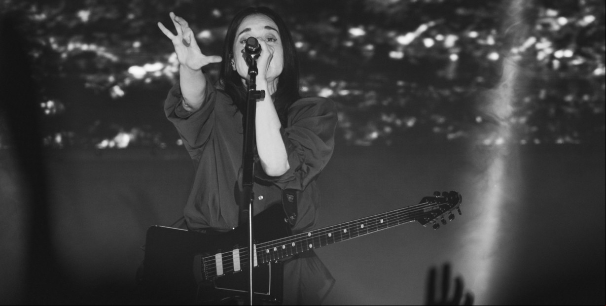 Kim Gordon y St. Vincent: la Corrientes Alterna de dos muñecas bravas de la música independiente que desafía a Trump