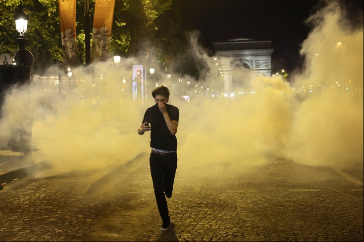 Gases lacrimógenos en Champs Elysees en medio de los festejos por PSG campeón de la Champions League. Foto AP