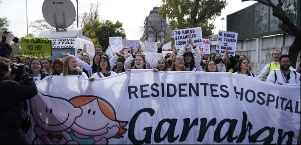 Conflicto en el Garrahan: "Por ahora no tenemos ninguna oferta oficial", dicen los médicos tras el anuncio del Gobierno del aumento a los residentes