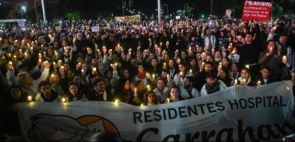 Noche de velas por el Garrahan en el Obelisco: el Gobierno confirmó el aumento con un bono y los residentes deciden si lo aceptan