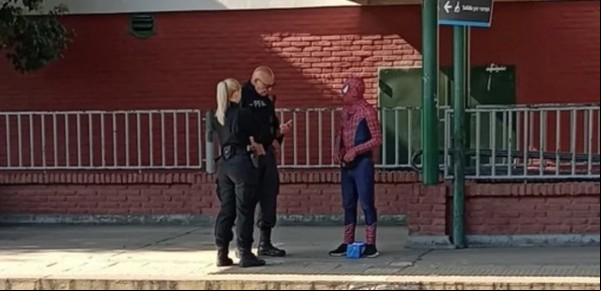 La Policía le pidió el DNI a Spiderman en la estación de Longchamps