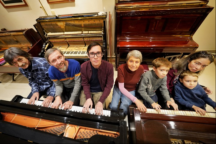 La familia Monasýpov en pleno: Martina y Antón, sus cuatro hijos Ígor (26), Iúrii (18), Iákov (10) y Efrém (6) y abuelos Svetlána y Iván. Foto Martin Bonetto.